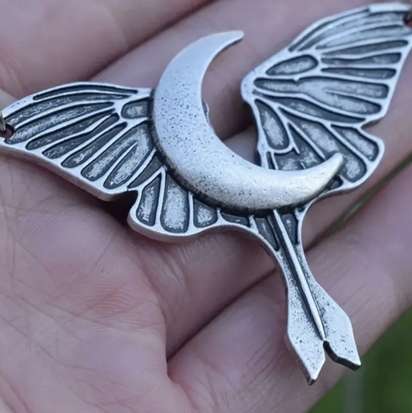 Nwt! Silver moon necklace - Picture 4 of 6